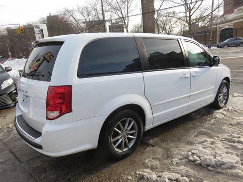 Used 2015 Dodge Grand Caravan SE image 4