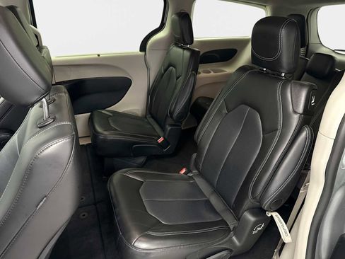 Used 2024 Chrysler Pacifica Touring-L image 29