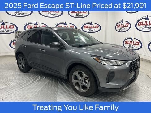 Used 2025 Ford Escape ST-Line w/ Tech Pack #1 FWD image 1