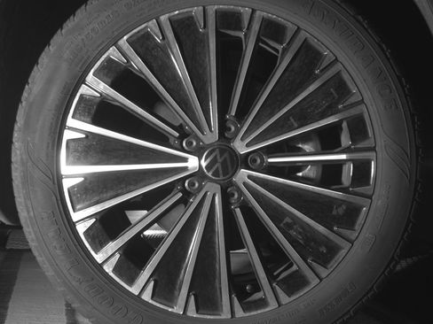 Used 2025 Volkswagen Taos SE image 12