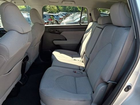 Used 2020 Toyota Highlander LE AWD/4WD image 10