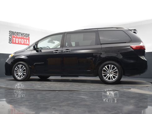 Used 2020 Toyota Sienna XLE image 32