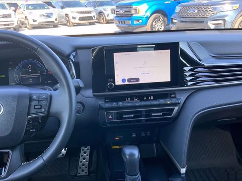 Used 2025 Toyota Camry SE image 7