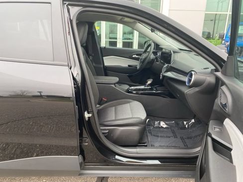 Used 2025 Chevrolet Trax LT FWD image 30