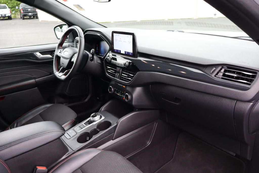 Used 2025 Ford Escape ST-Line Select AWD/4WD image 32