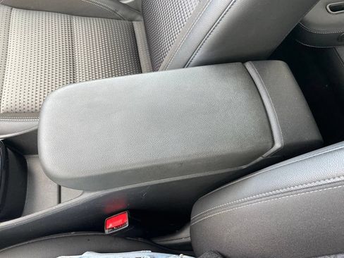 Used 2025 Chevrolet Trax LT FWD image 39