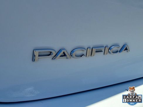 Used 2024 Chrysler Pacifica Touring-L FWD image 7