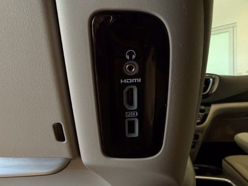 Used 2018 Chrysler Pacifica Limited w/ Advanced Safetytec Group FWD image 42