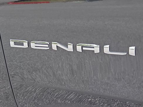 Used 2025 GMC Yukon Denali w/ Sun & Power Step Package AWD/4WD image 9