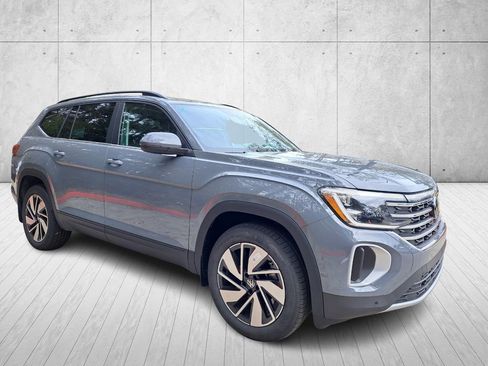 Used 2025 Volkswagen Atlas SE image 3