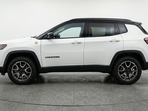 Used 2025 Jeep Compass Trailhawk AWD/4WD image 5