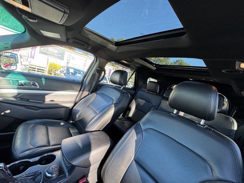 Used 2017 Ford Explorer XLT w/ Equipment Group 202A AWD/4WD image 18