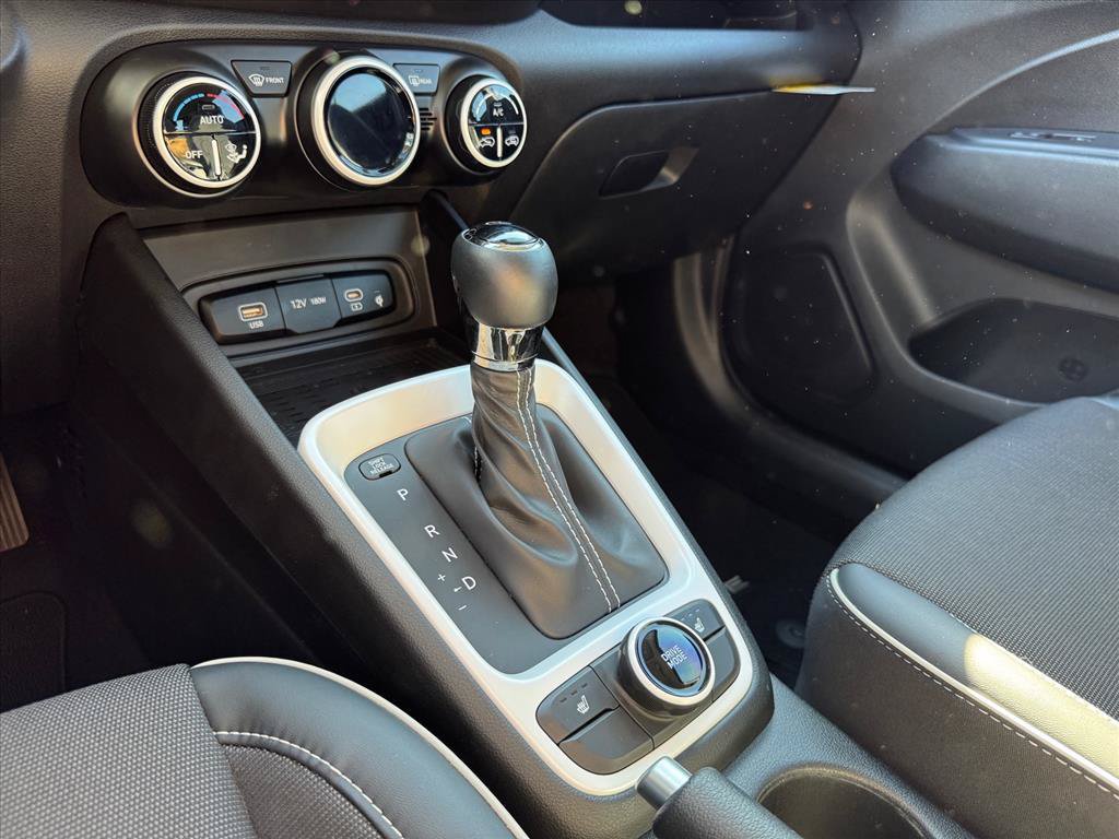 Used 2025 Hyundai Venue Limited FWD image 19