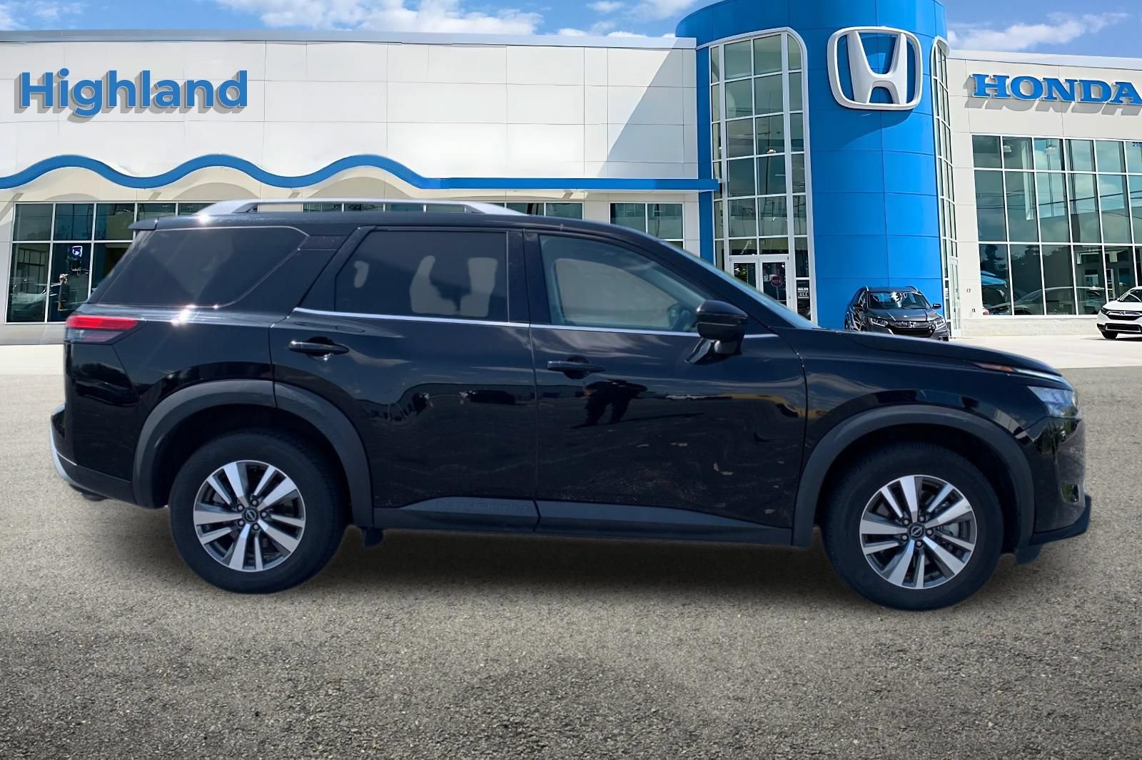 Used 2025 Nissan Pathfinder SL AWD/4WD image 6