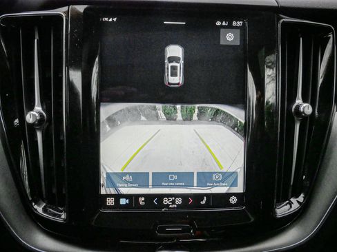 Used 2024 Volvo XC60 B5 Core image 25