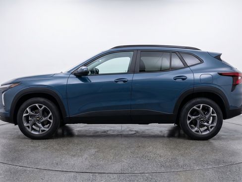 Used 2025 Chevrolet Trax LT FWD image 5