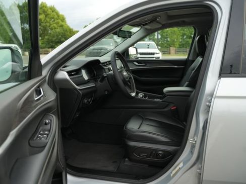 Used 2023 Jeep Grand Cherokee L Limited w/ Luxury Tech Group II AWD/4WD image 13