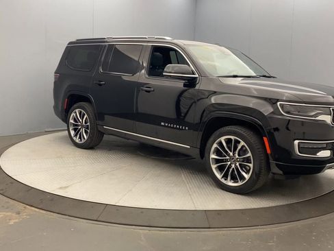 Used 2025 Jeep Wagoneer Series III w/ Premium Group I AWD/4WD image 7