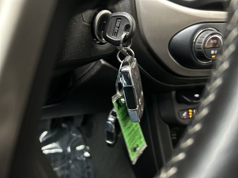 Used 2021 GMC Canyon Denali image 28