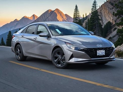 Used 2023 Hyundai Elantra SEL image 2