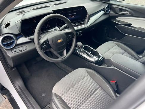 Used 2025 Chevrolet Trax LT FWD image 12