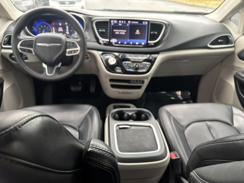Used 2023 Chrysler Pacifica Touring-L FWD image 16
