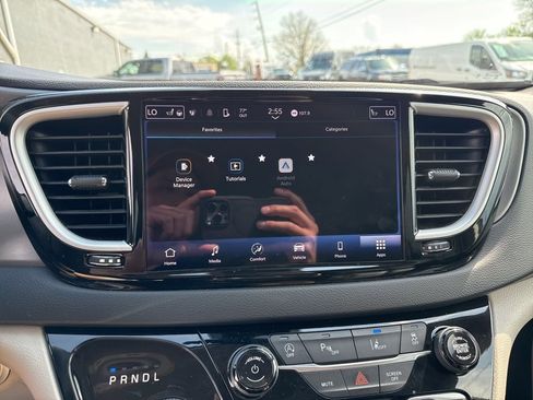 Used 2023 Chrysler Pacifica Touring-L FWD image 35