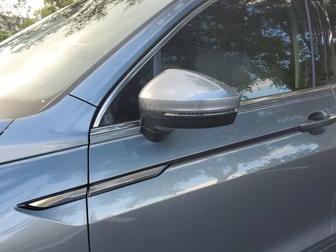 Used 2023 Volkswagen Tiguan SE FWD image 12