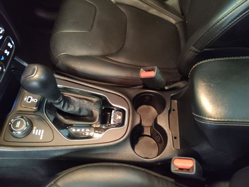 Used 2020 Jeep Cherokee Limited image 26