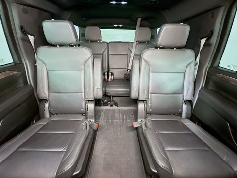 Used 2023 Chevrolet Suburban LT w/ Luxury Package RWD image 13