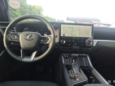 Used 2024 Lexus GX 550 w/ Cold Area Package AWD/4WD image 4