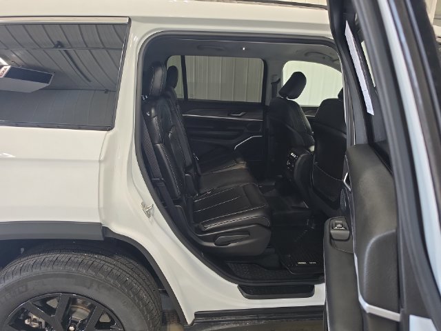 Used 2023 Jeep Grand Cherokee L Limited w/ Trailer Tow Group (B) AWD/4WD image 30