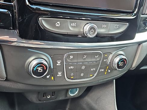 Used 2023 Chevrolet Traverse LT w/ Rear Camera Mirror Package image 18