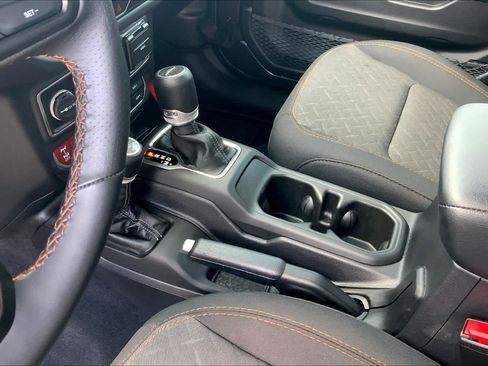 Used 2025 Jeep Gladiator Mojave AWD/4WD image 17