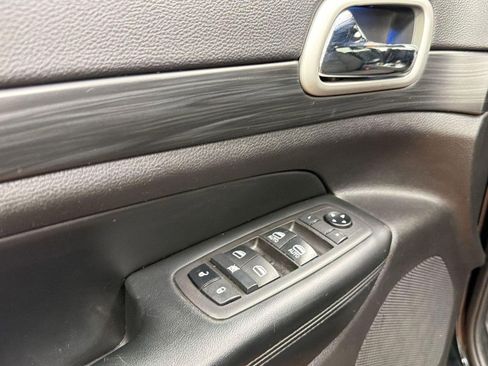 Used 2021 Jeep Grand Cherokee Laredo AWD/4WD image 19