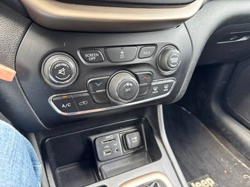 Used 2017 Jeep Cherokee Latitude FWD image 24
