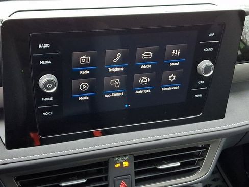 Certified 2025 Volkswagen Taos SE AWD/4WD image 18