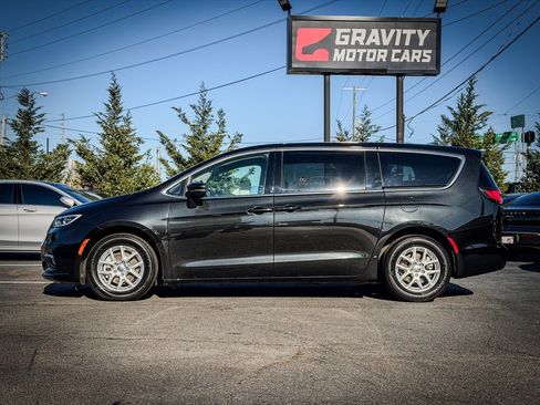 Used 2023 Chrysler Pacifica Touring-L image 6