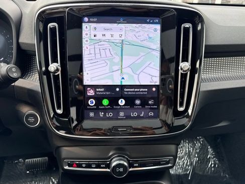 Certified 2025 Volvo XC40 B5 Plus AWD/4WD image 25