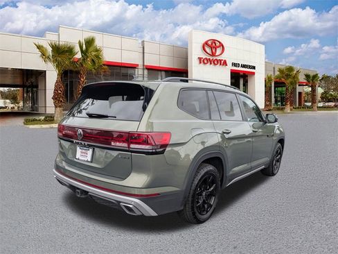 Used 2024 Volkswagen Atlas Peak Edition SE image 4