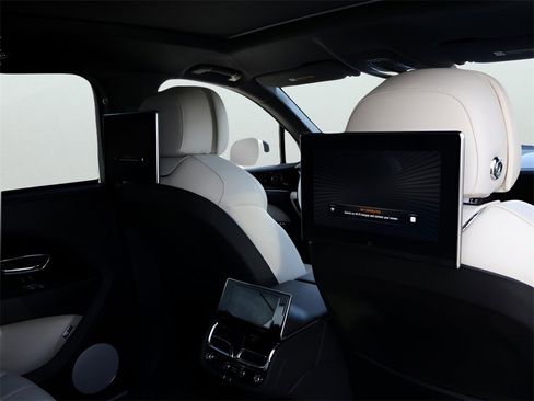 Used 2023 Bentley Bentayga Extended Wheelbase image 15