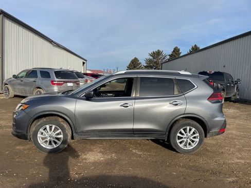 Used 2020 Nissan Rogue SV image 3