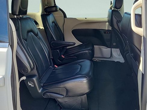 Used 2023 Chrysler Pacifica Touring-L FWD image 11