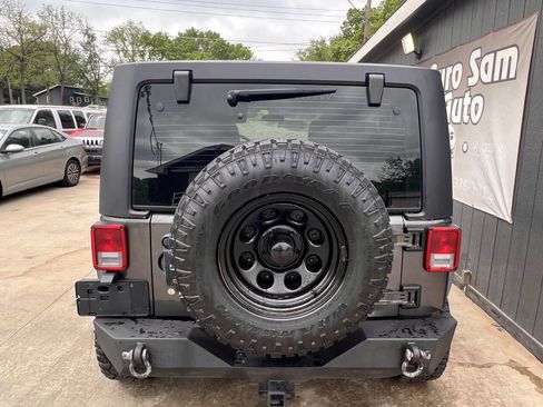 Used 2018 Jeep Wrangler Unlimited Sport w/ Connectivity Group AWD/4WD image 7
