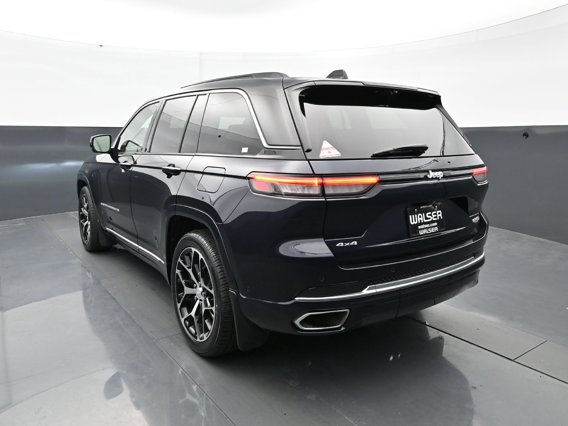 Used 2024 Jeep Grand Cherokee Summit AWD/4WD image 4