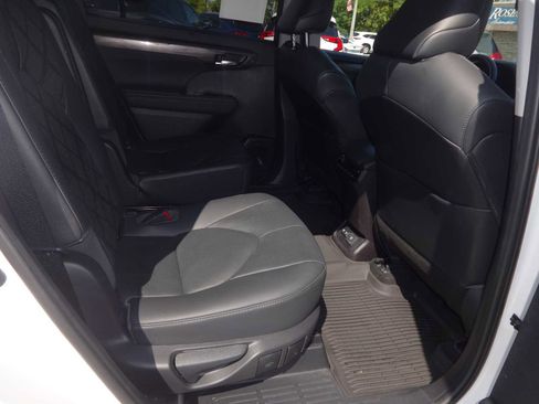 Used 2021 Toyota Highlander Platinum image 10
