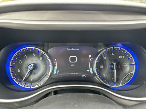 Used 2023 Chrysler Pacifica Touring-L image 9