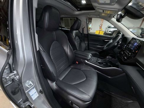 Used 2022 Toyota Highlander XLE AWD/4WD image 16