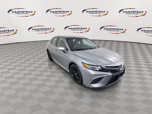 Used 2018 Toyota Camry SE w/ Convenience Package image 2