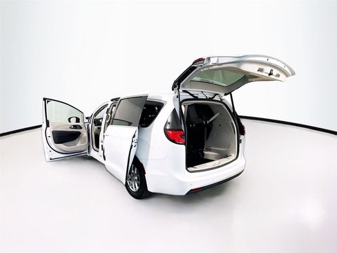 Used 2023 Chrysler Pacifica Touring-L FWD image 48